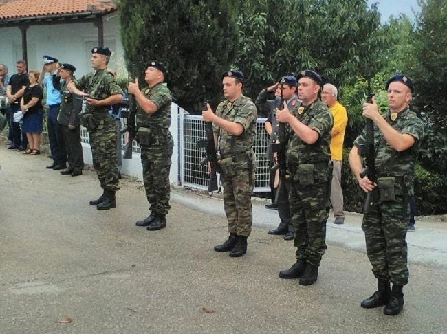 Έβρος: Σπαραγμός στην κηδεία του στρατιώτη που σκοτώθηκε σε τροχαίο δυστύχημα – Η μοιραία έξοδος της ζωής του (εικόνες)